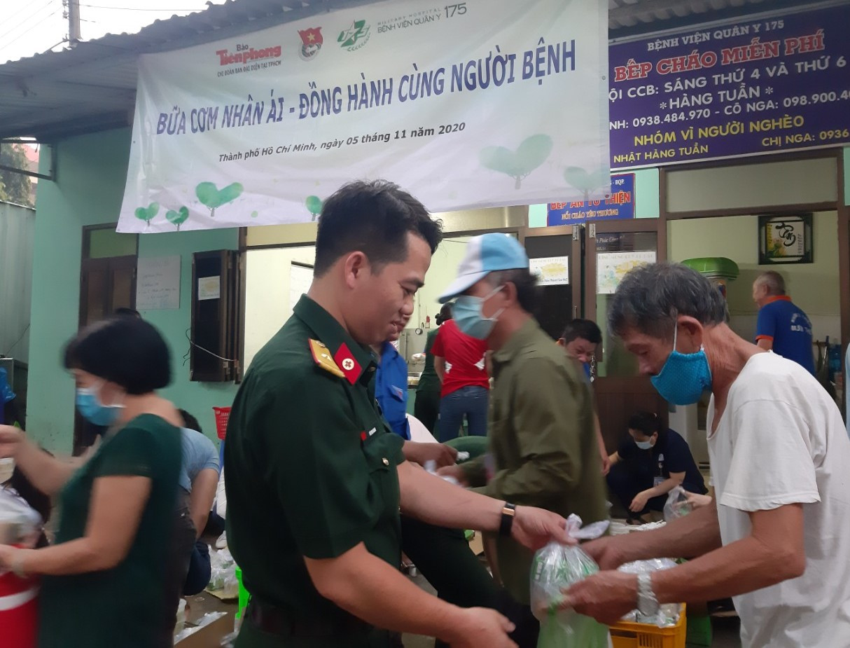 Đoàn viên, thanh niên mang phần ăn sáng đến người bệnh ảnh 16