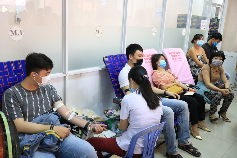 Ngày nghỉ cuối tuần, bạn trẻ Sài Gòn chia sẻ giọt máu trong dịch nCoV ảnh 5