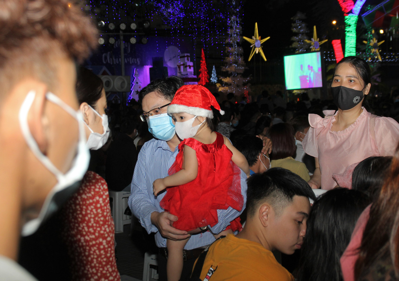Vui đêm Noel, người dân Sài thành kín kẽ khẩu trang phòng dịch COVID -19 ảnh 8
