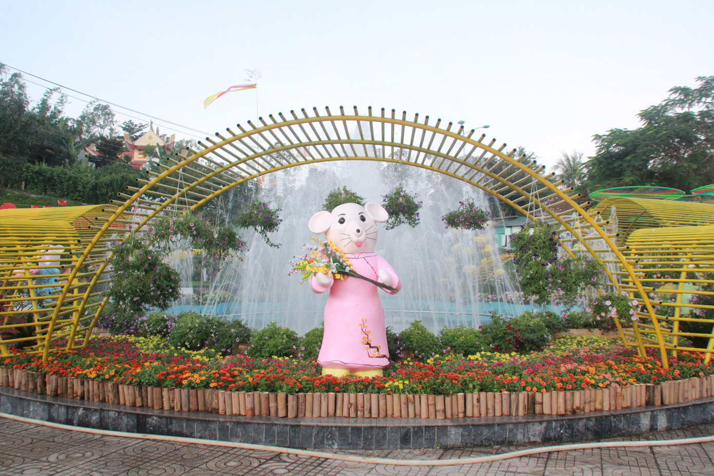 Người dân Quảng Ngãi rộn ràng 'check-in' với gia đình chuột ở công viên Ba Tơ ảnh 20