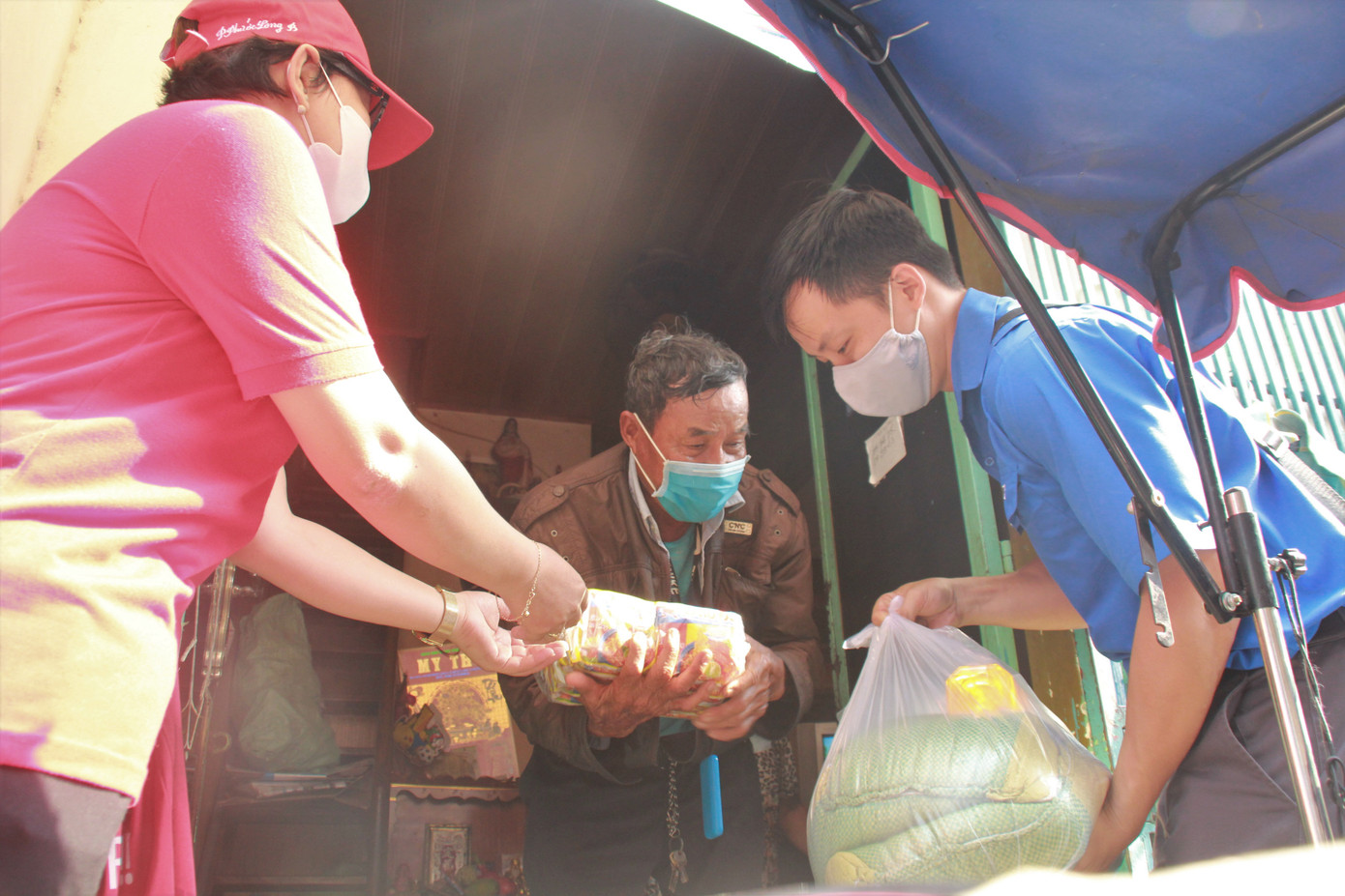 Bạn trẻ 'gõ cửa' từng người già neo đơn hoàn cảnh khó khăn trao nhu yếu phẩm ảnh 2