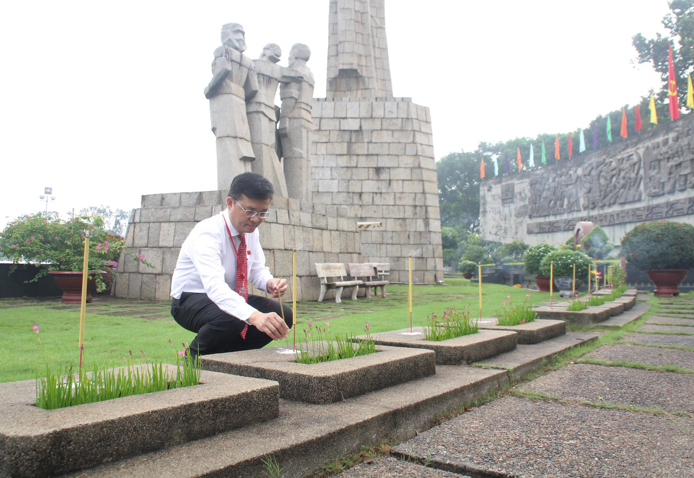 Đoàn đại biểu dự Đại hội Đảng bộ TPHCM dâng hương Anh hùng liệt sỹ ảnh 11