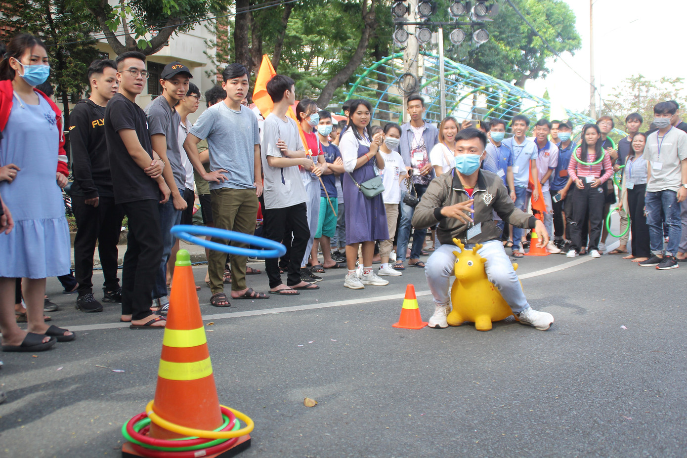 Bạn trẻ sôi nổi vui hội đón năm mới ở Ký túc xá Đại học Quốc gia TPHCM ảnh 4