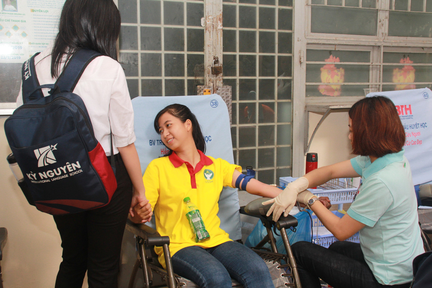 Ngày giáp Tết, bạn trẻ chung tay gói bánh chưng, bánh tét tặng người nghèo ảnh 14