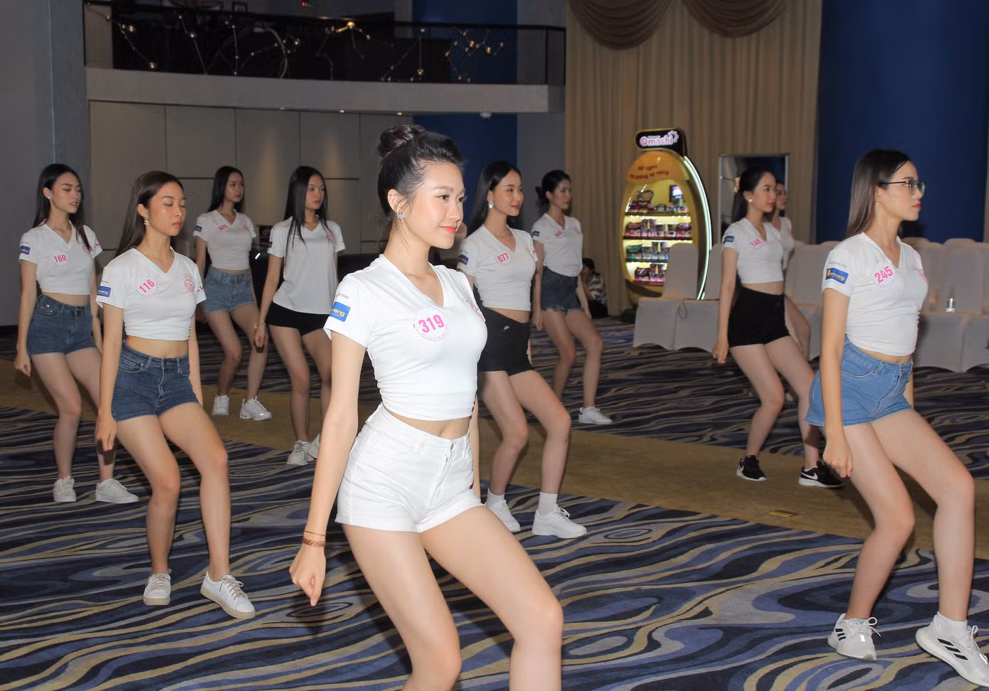 Thí sinh Hoa hậu Việt Nam 2020 tập vũ đạo khoe dáng quyến rũ ảnh 3