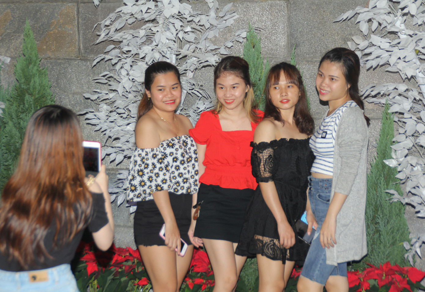 Trẻ em vui thích nô đùa bên hang đá, nai vàng... đón Noel ở biệt thự triệu đô của Mr. Đàm ảnh 15