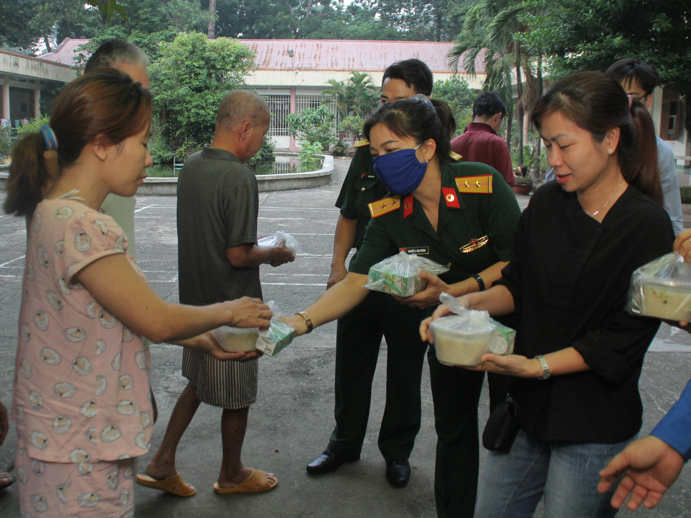Đoàn viên, thanh niên mang phần ăn sáng đến người bệnh ảnh 12