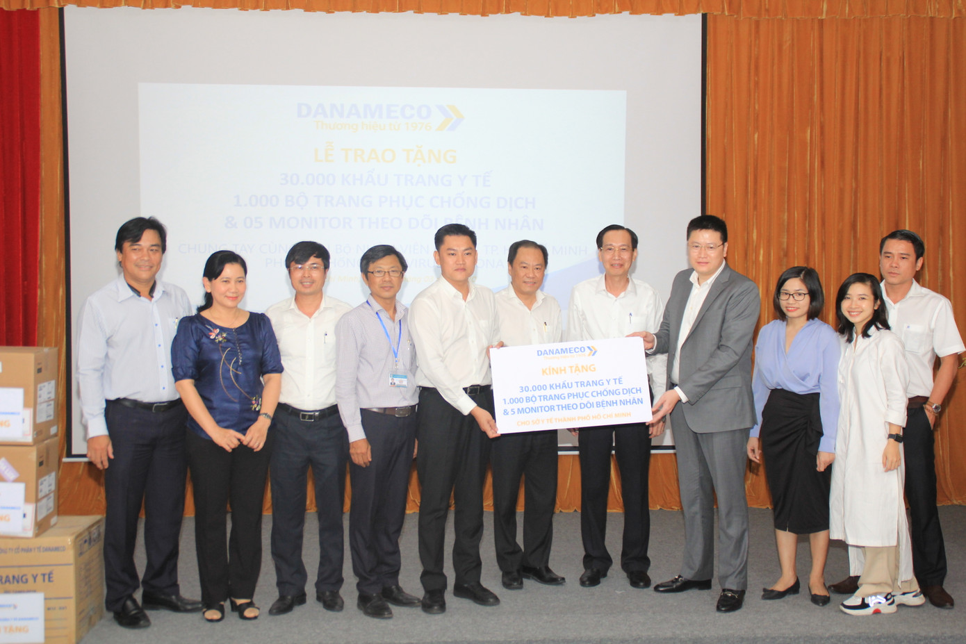 CDC TPHCM nhận 1.000 bộ áo quần chống dịch Covid-19 ảnh 1