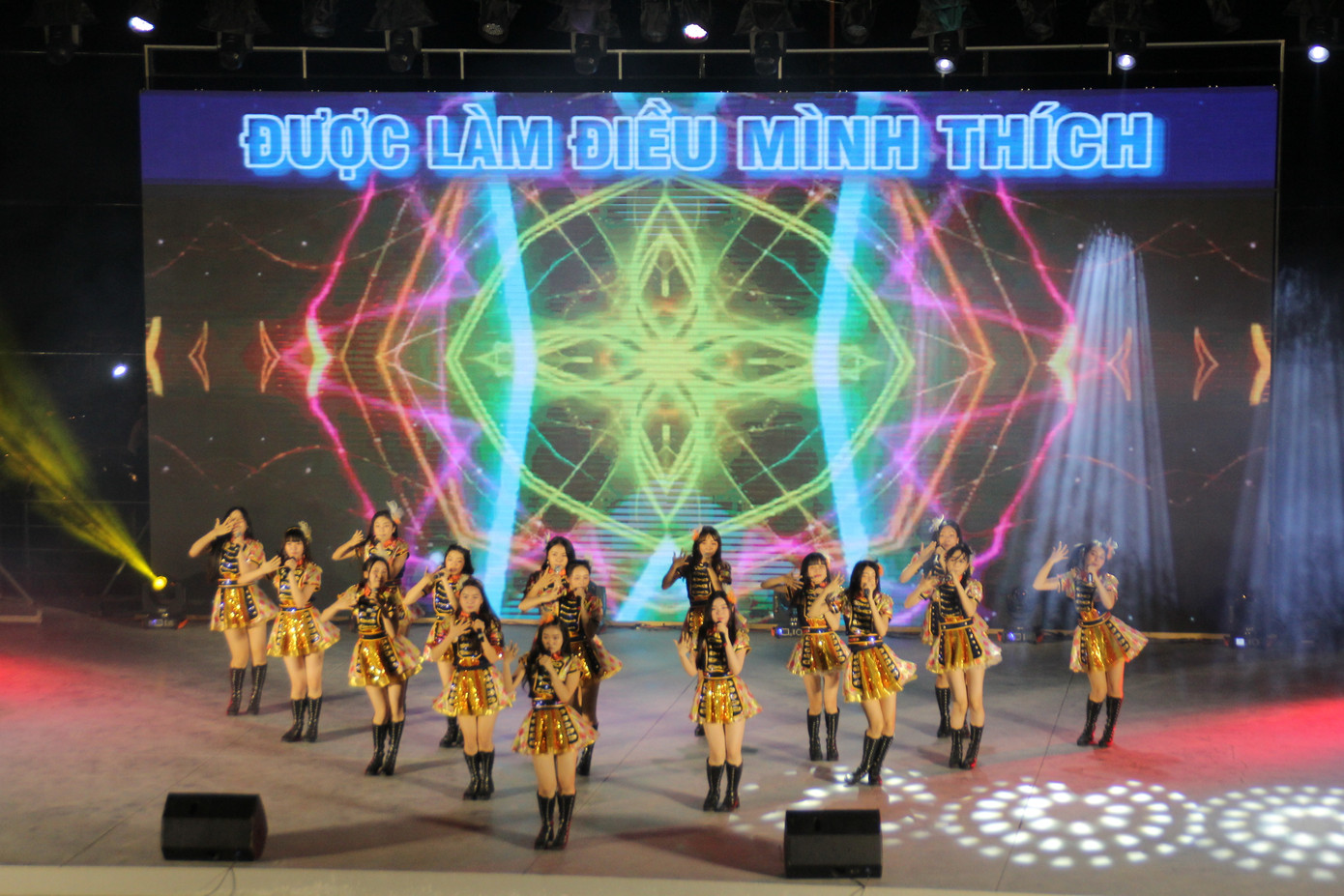 Tựa đầu vào nam sinh viên, Hòa Minzy tình tứ hát hit 'Không thể cùng nhau suốt kiếp' ảnh 1