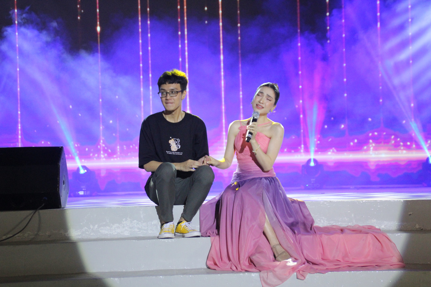 Tựa đầu vào nam sinh viên, Hòa Minzy tình tứ hát hit 'Không thể cùng nhau suốt kiếp' ảnh 9