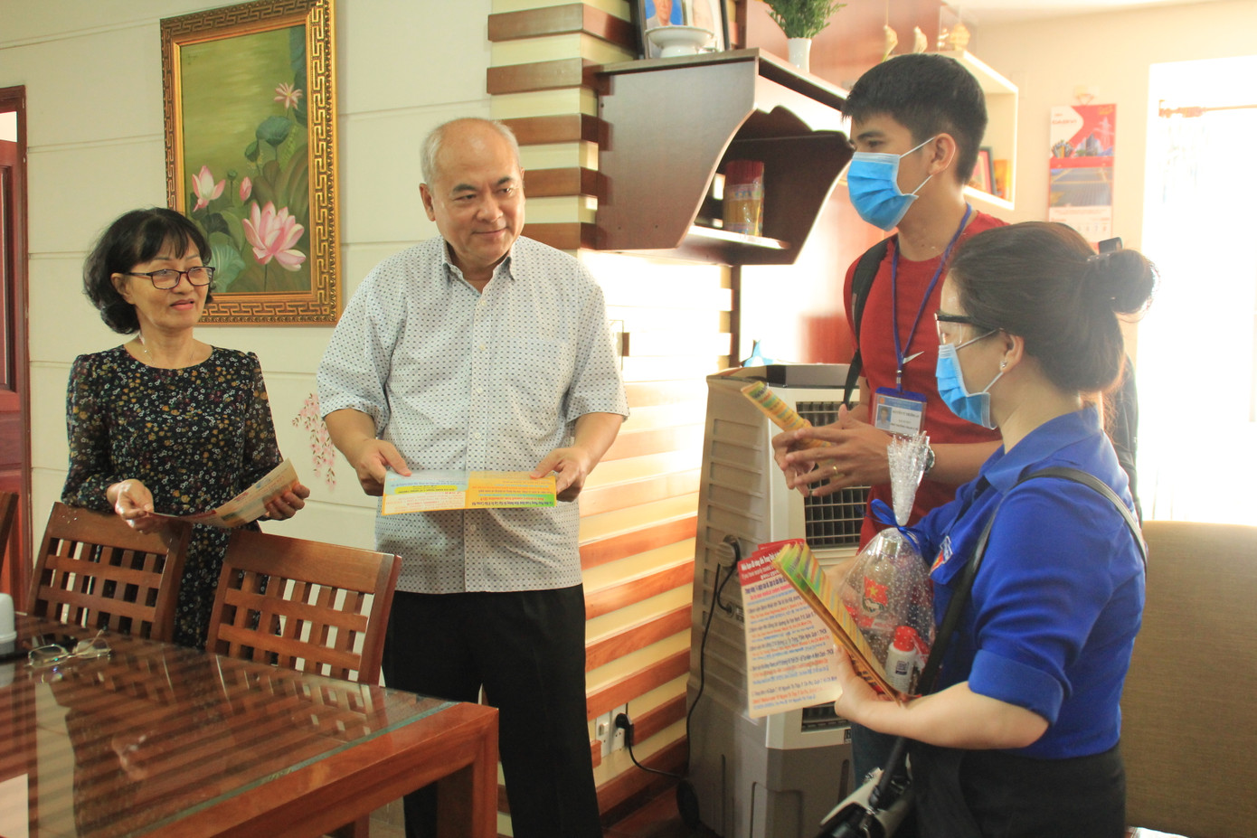 Thanh niên TPHCM tặng công cụ phòng dịch COVID-19 ở bến phà, phố Hàn ảnh 5