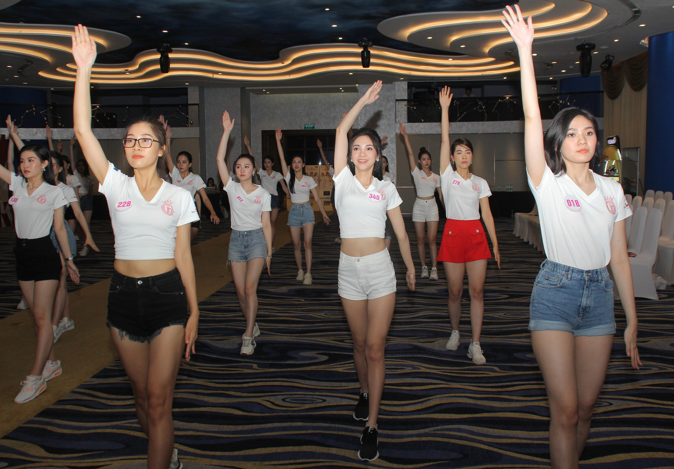 Thí sinh Hoa hậu Việt Nam 2020 tập vũ đạo khoe dáng quyến rũ ảnh 12