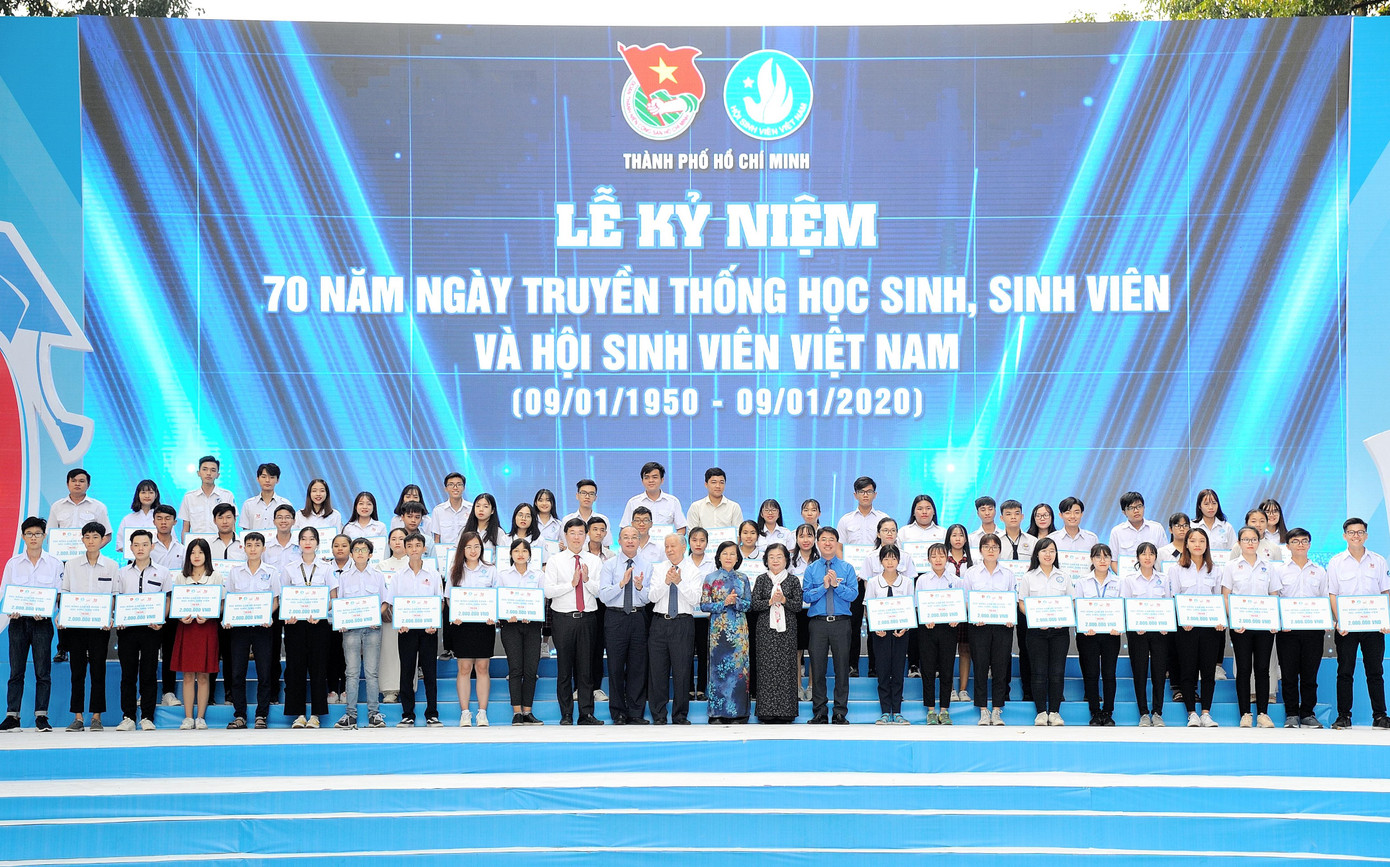 Hùng tráng lễ kỷ niệm 70 năm ngày truyền thống Học sinh, sinh viên tại TPHCM ảnh 8