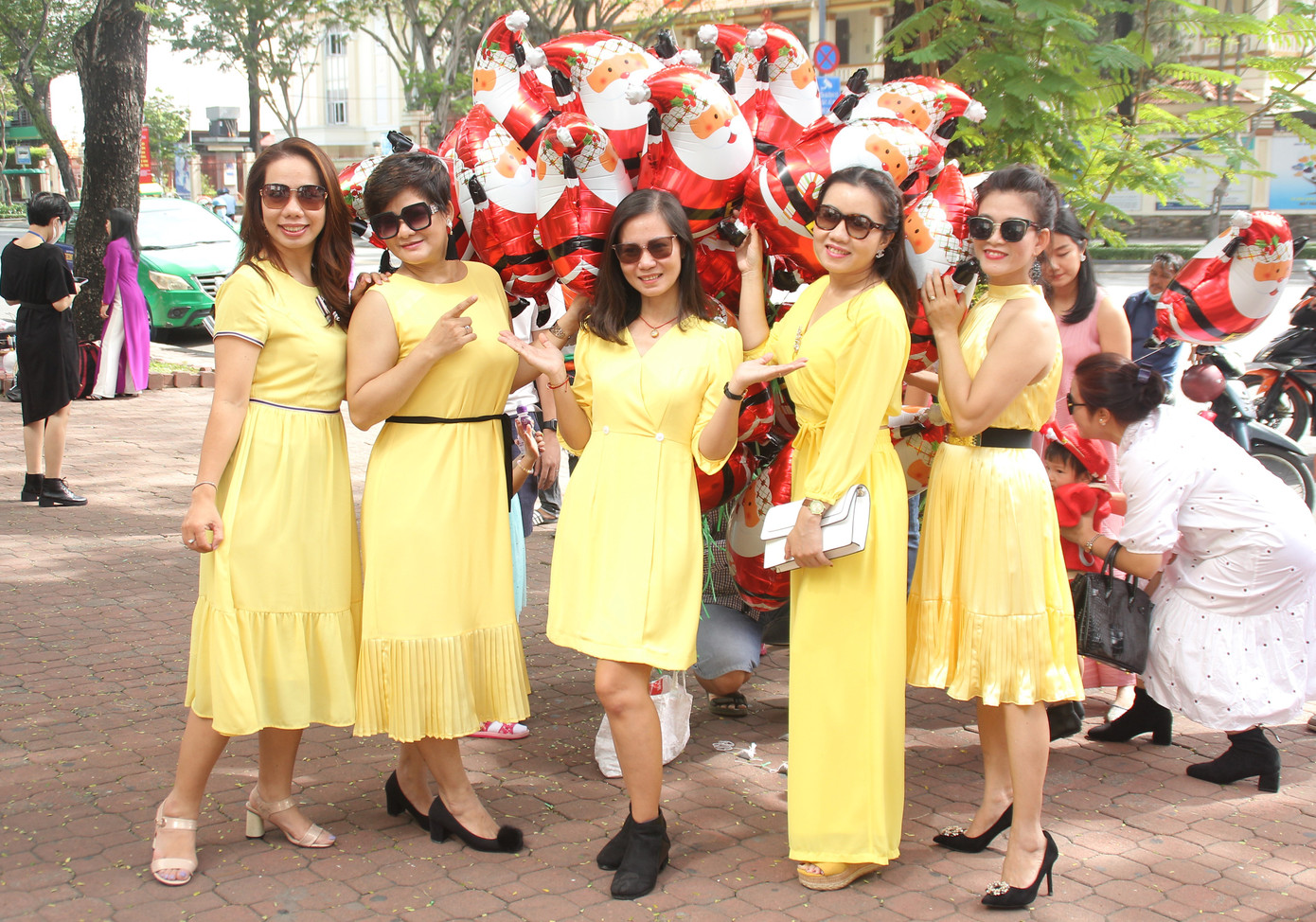 Cuối tuần, phố Sài Gòn đông đúc người đi chơi Noel sớm ảnh 2