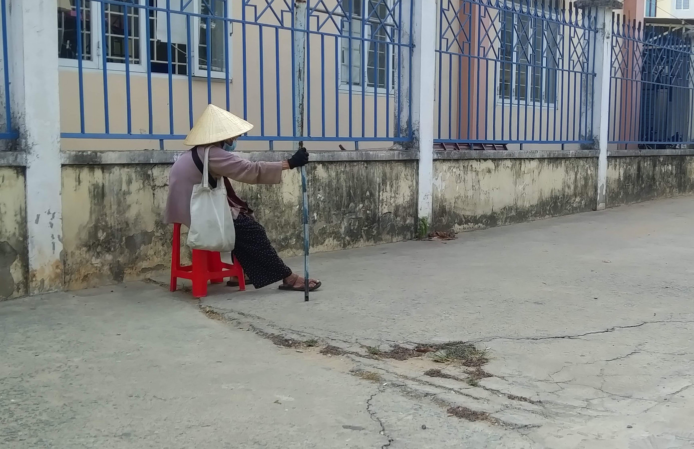 Người bán vé Sài Gòn mưu sinh trước giờ nghỉ chống dịch COVID-19 ảnh 5