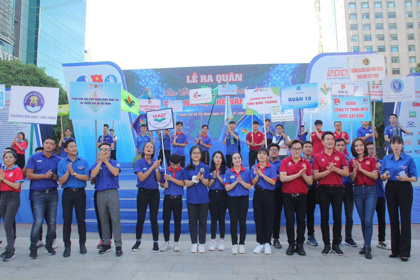 Hoa hậu H'Hen Niê, ca sỹ Hoàng Bách, Ái Phương khởi động hè tình nguyện cùng bạn trẻ TPHCM ảnh 12