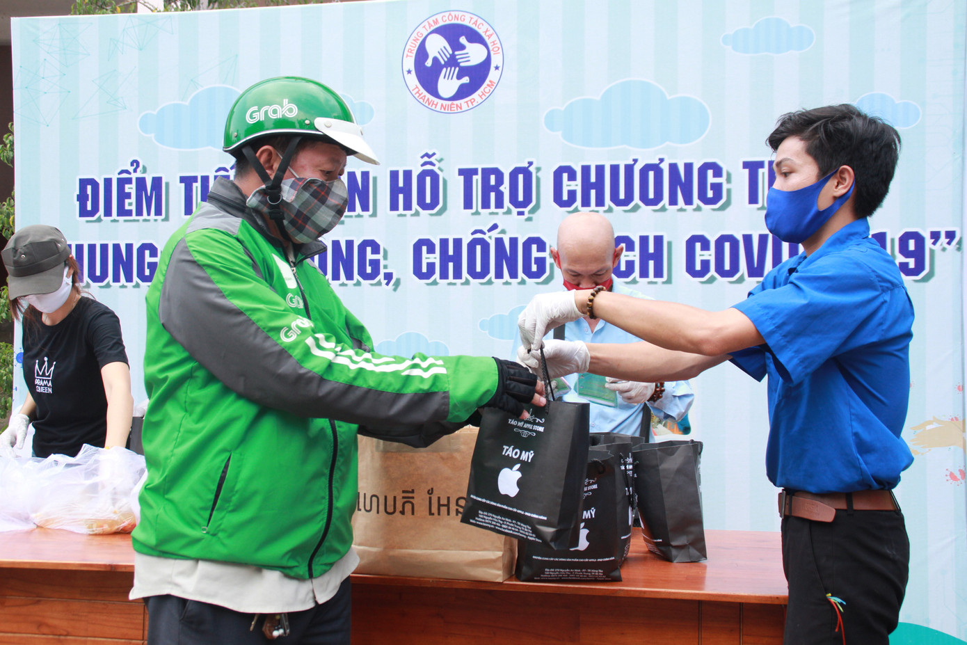 Bạn trẻ 'gõ cửa' từng người già neo đơn hoàn cảnh khó khăn trao nhu yếu phẩm ảnh 6