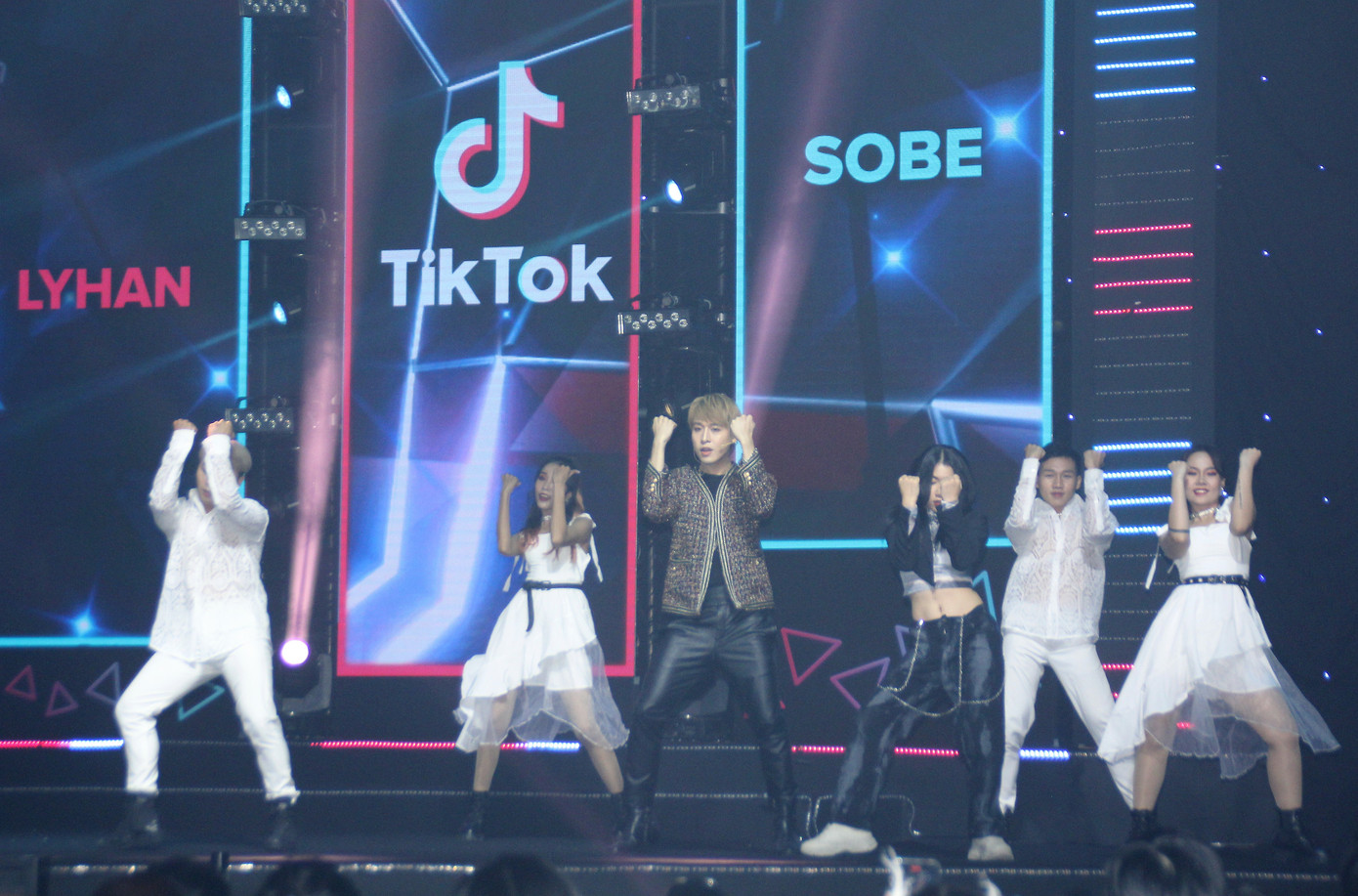 Anh chăn bò Ytiet, mẹ đơn thân thắng giải 'sáng tạo truyền cảm hứng' ảnh 11