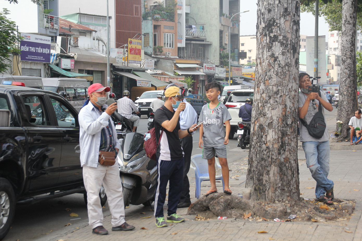 'Rừng' streamer bủa vây theo dõi từng động tĩnh ở trung tâm pháp y để thi thể Chí Tài ảnh 13