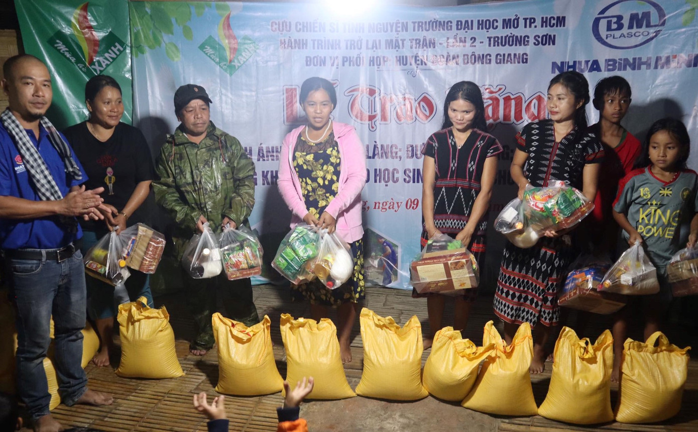 Cựu chiến sỹ tình nguyện chia sẻ công trình ý nghĩa với bà con vùng xa trong ngày mưa bão ảnh 6
