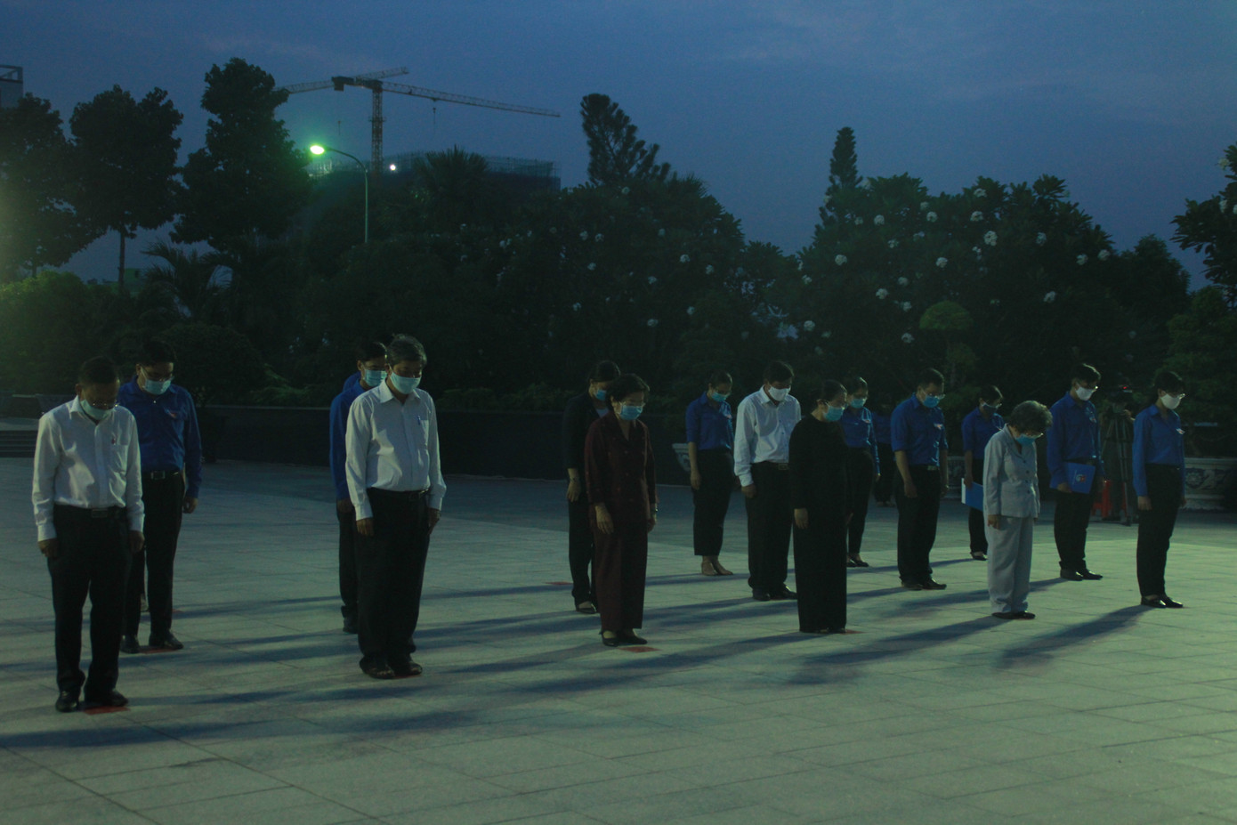 Tuổi trẻ TPHCM thắp nến tri ân Anh hùng liệt sỹ nhân kỷ niệm 45 năm giải phóng miền Nam ảnh 1