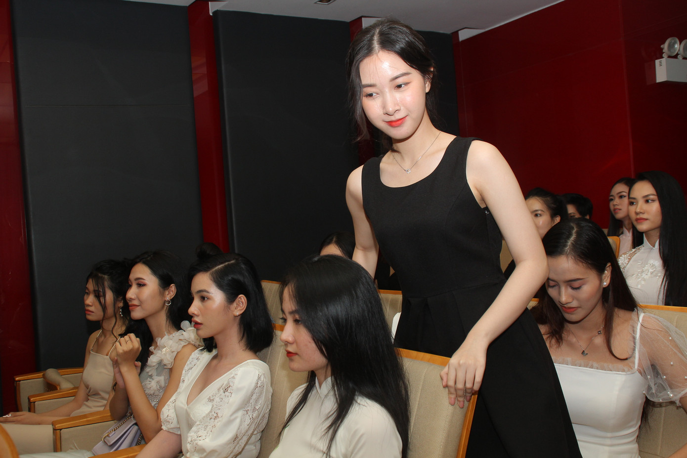 Nhìn lại giây phút công bố Top 30 thí sinh bước vào Bán kết Hoa hậu Việt Nam 2020 ảnh 5