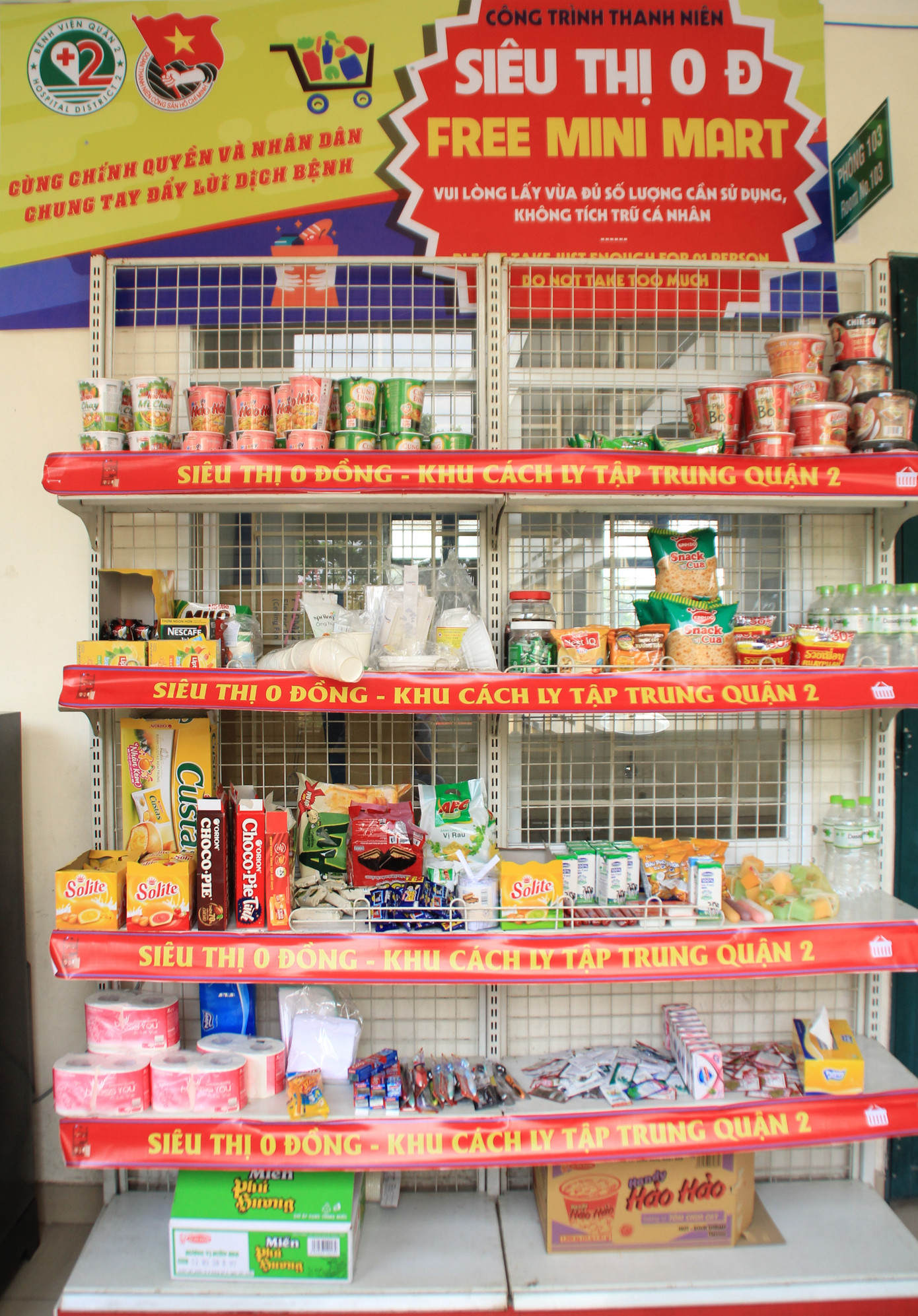 Ấm lòng 'siêu thị 0 đồng' ở khu cách ly người về từ vùng dịch ảnh 1
