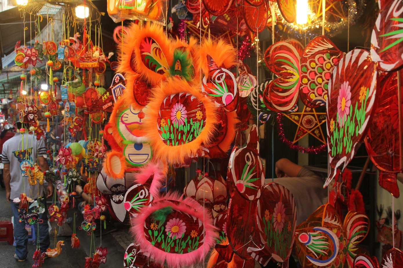 Phố lồng đèn đông đúc bạn trẻ vui hội Trung thu sớm ảnh 6