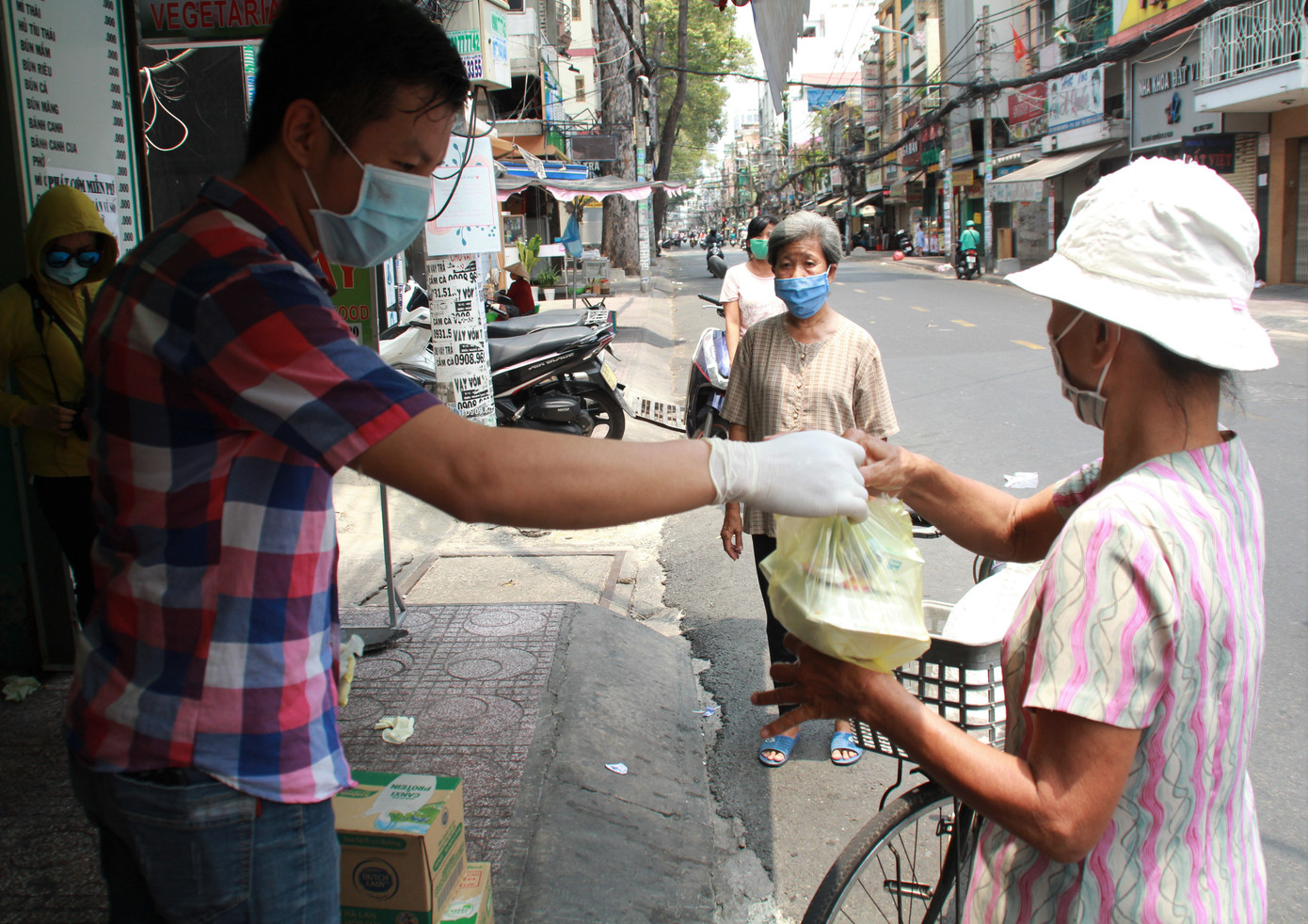 Quán cơm Sài Gòn đồng loạt sẻ chia phần ăn với bà con nghèo khi 'cách ly xã hội' ảnh 3