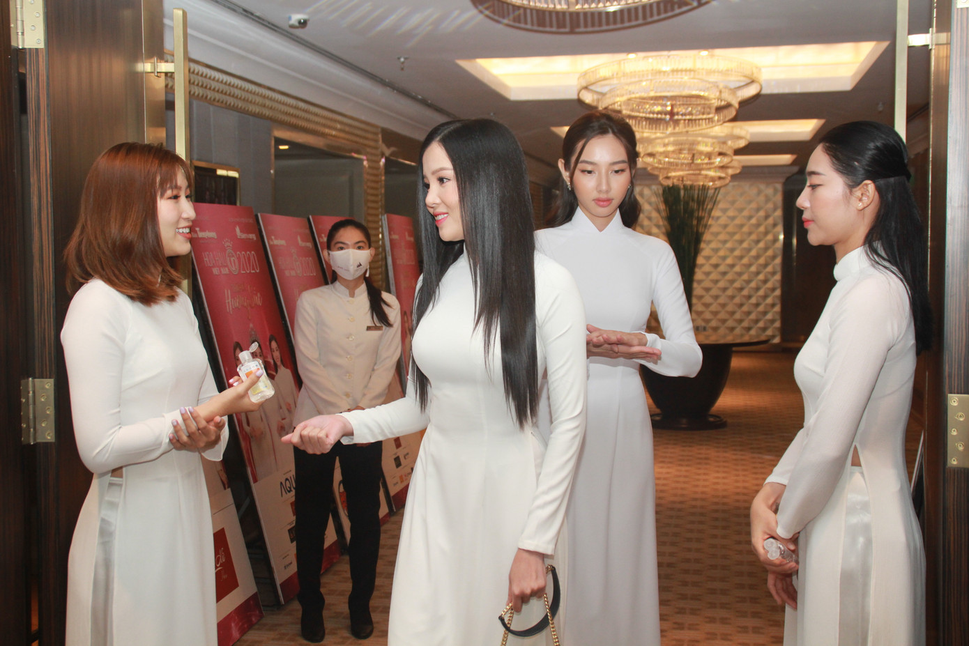 Dàn người đẹp khoe sắc tại Họp báo khởi động Hoa hậu Việt Nam 2020 ảnh 10