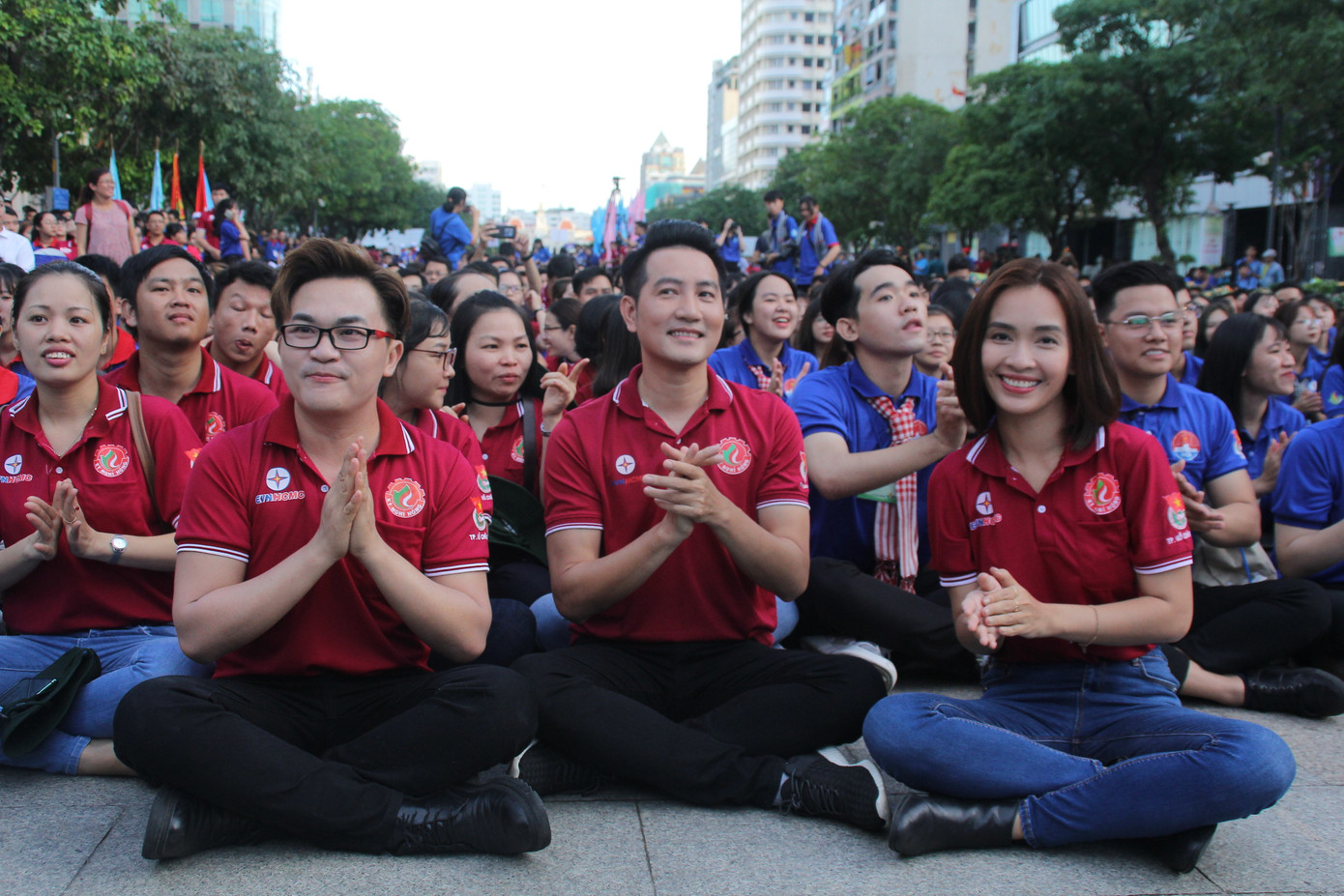 Hoa hậu H'Hen Niê, ca sỹ Hoàng Bách, Ái Phương khởi động hè tình nguyện cùng bạn trẻ TPHCM ảnh 2