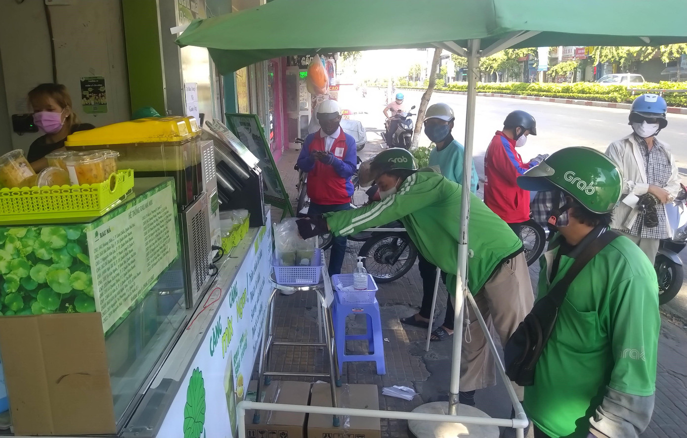 Ròng rọc tự chế và các chiêu độc lạ giữ an toàn chủ quán lẫn khách mùa dịch ảnh 4