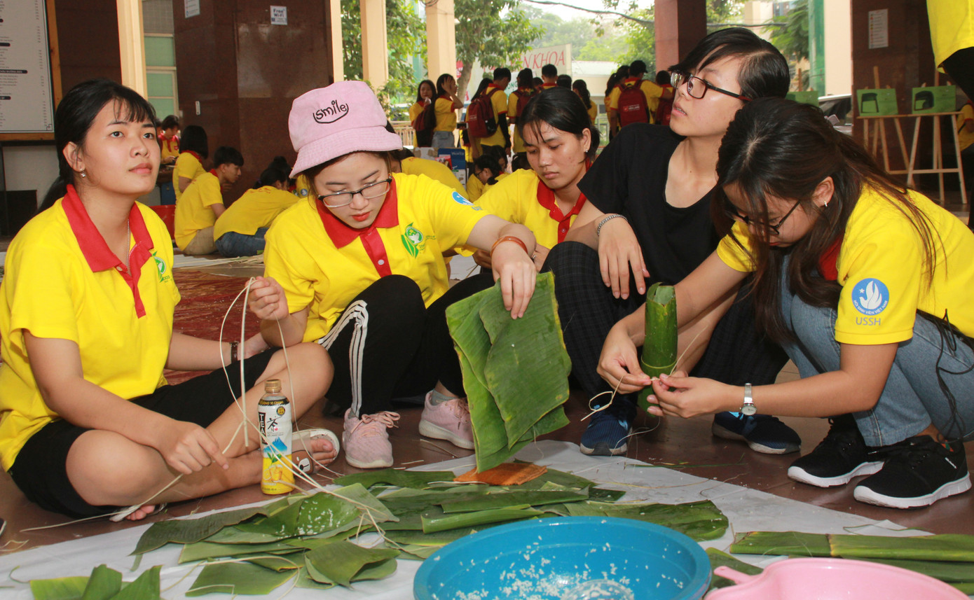 Ngày giáp Tết, bạn trẻ chung tay gói bánh chưng, bánh tét tặng người nghèo ảnh 2