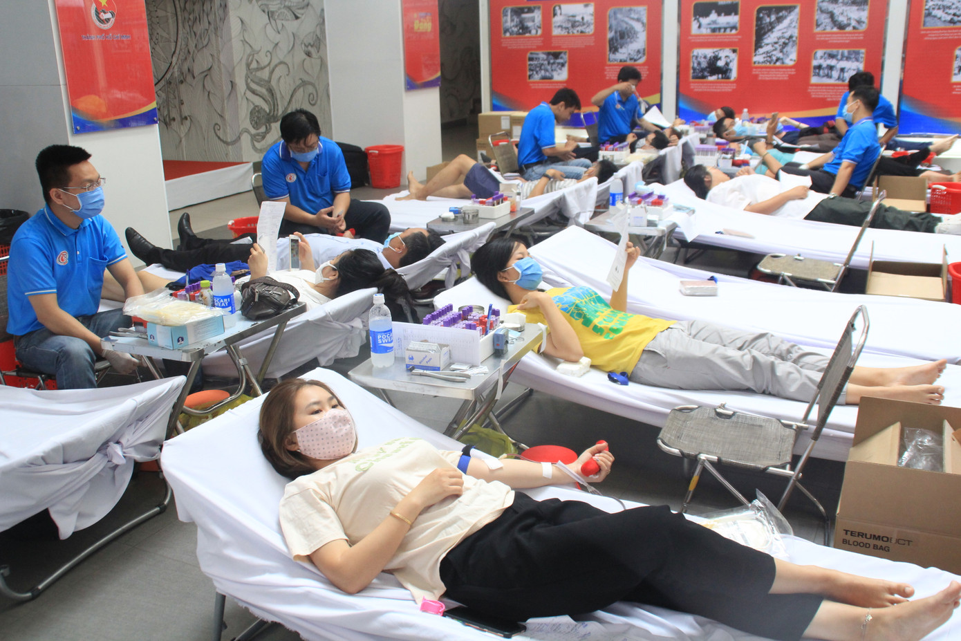 Trương Quỳnh Anh, Hồ Đức Vĩnh cùng đông đảo bạn trẻ hiến máu ảnh 2