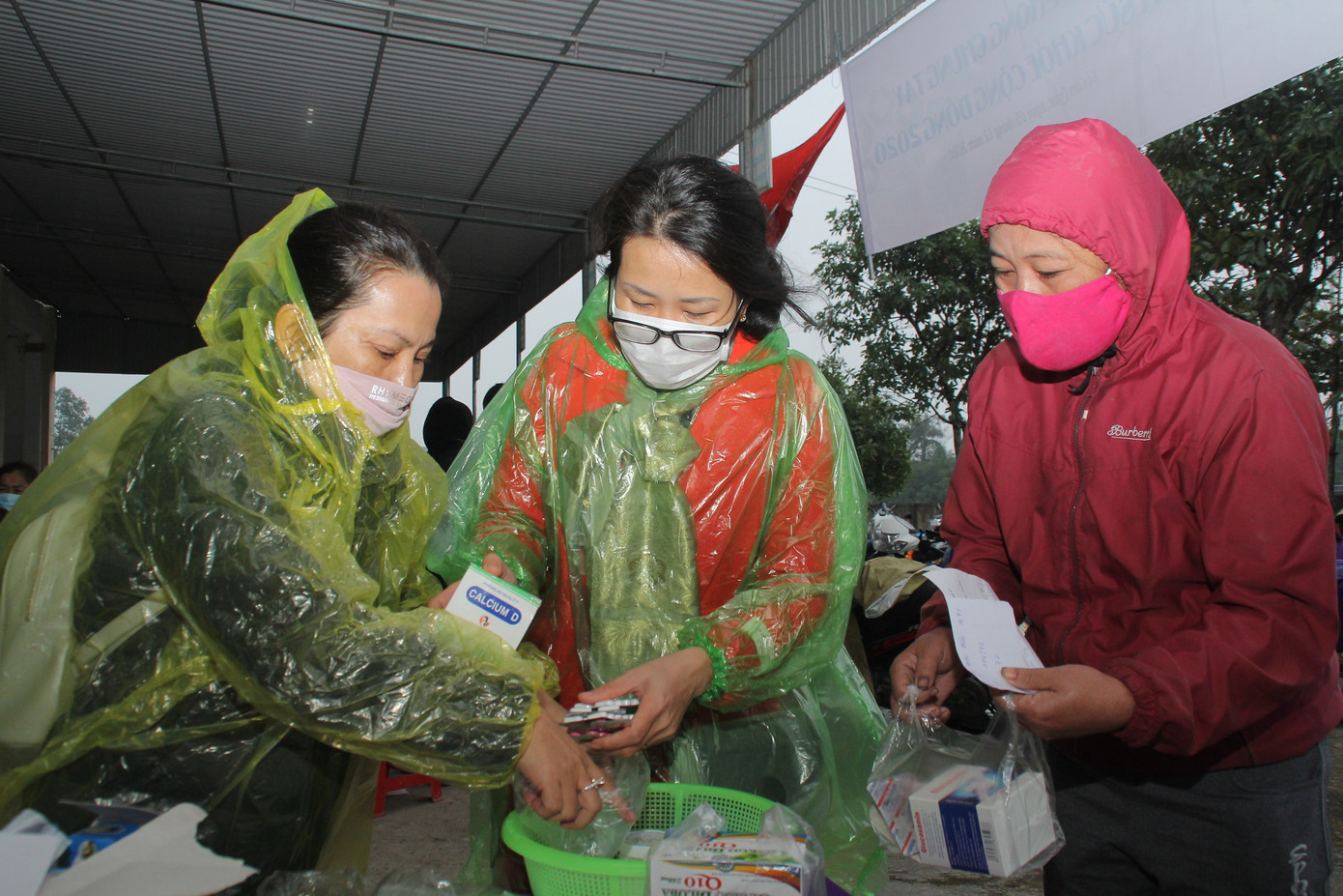 Tiền Phong chia sẻ khó khăn với đông đảo bà con vùng lũ Cẩm Quan ảnh 9