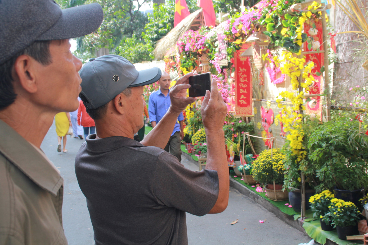 Đẹp mắt đường hoa xuân do các y, bác sỹ dày công chuẩn bị ảnh 18