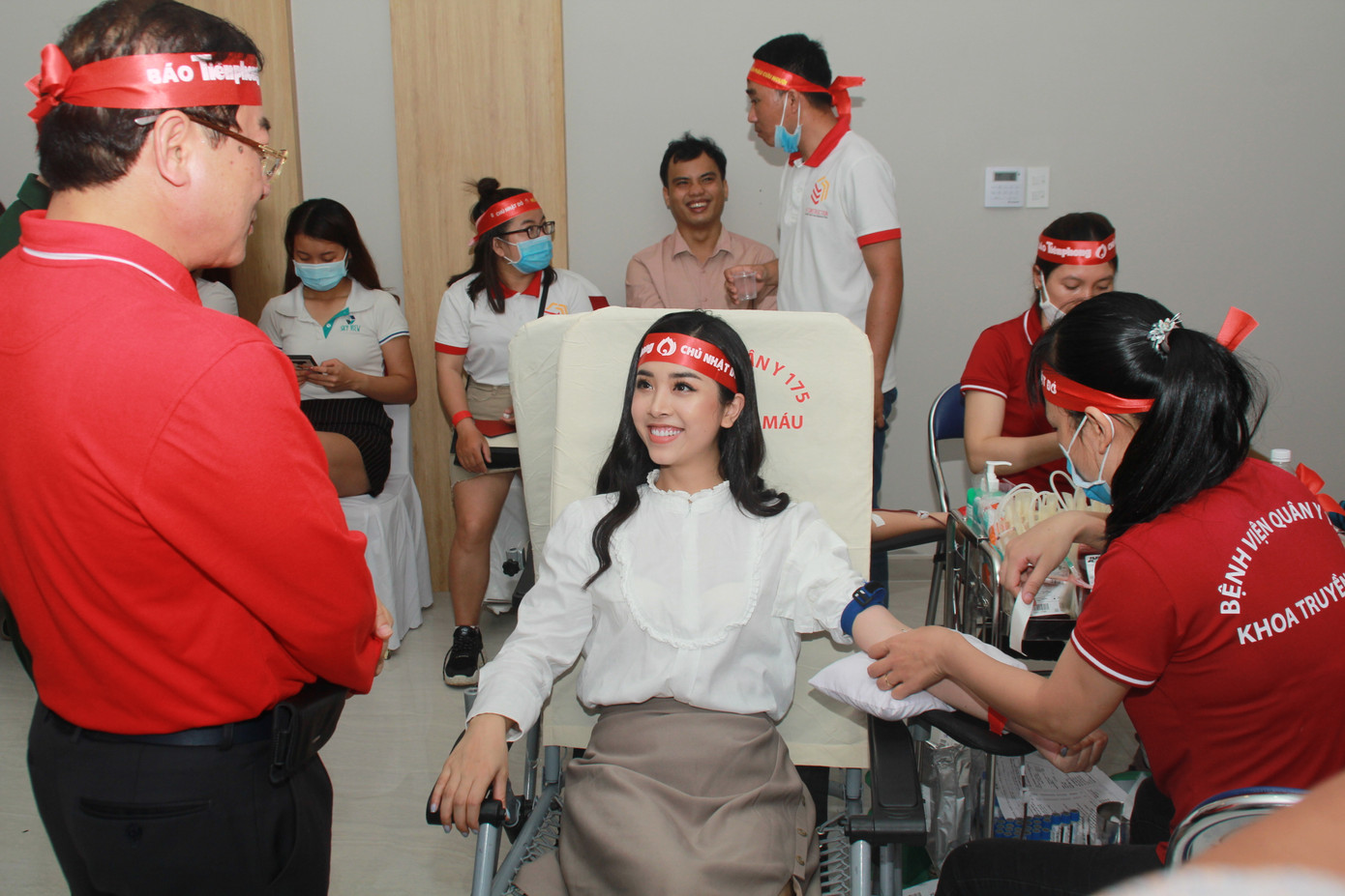 Á hậu Phương Nga, Thúy An rạng rỡ tham gia Chủ nhật Đỏ 2020 tại Bình Dương ảnh 4