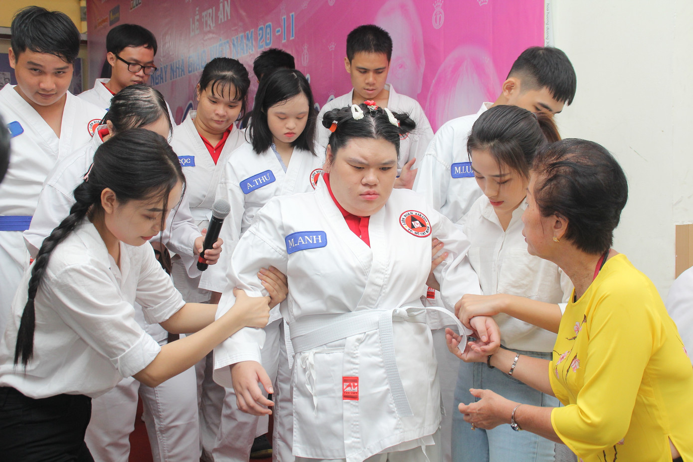 Những khoảnh khắc đẹp của tân Hoa hậu Việt Nam Đỗ Thị Hà tại hành trình nhân ái ảnh 9