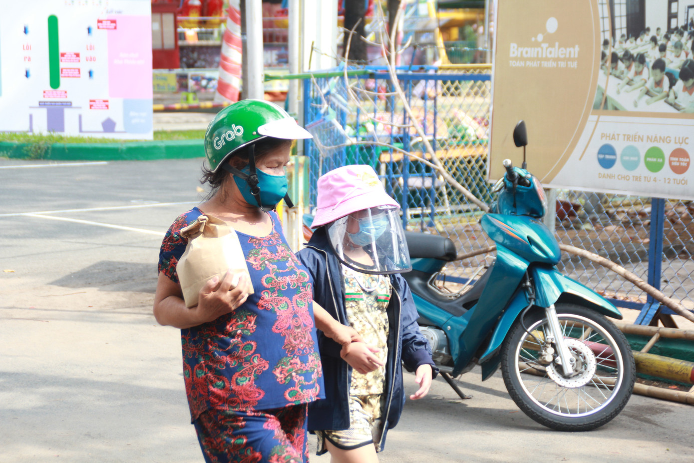 'ATM gạo' đến với người dân nghèo khu đông TPHCM ảnh 12