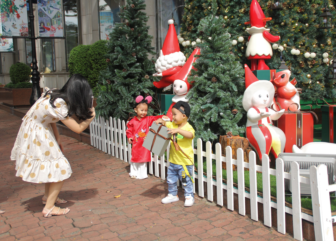 Cuối tuần, phố Sài Gòn đông đúc người đi chơi Noel sớm ảnh 8