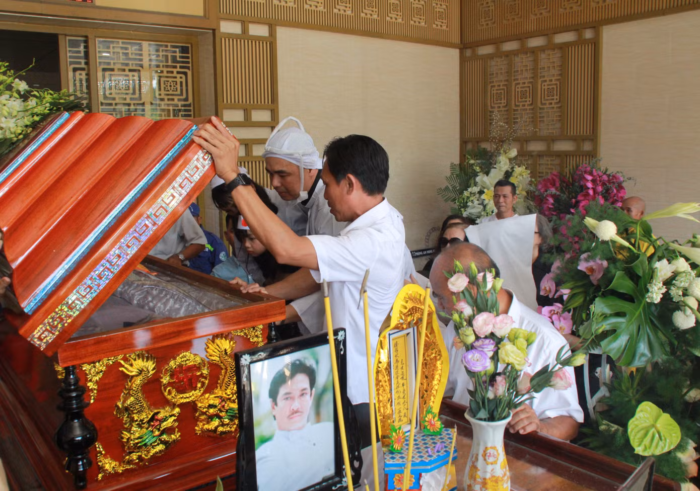 Gia đình con trai nhìn mặt Chánh Tín lần cuối trước giờ phút hoả táng ảnh 11