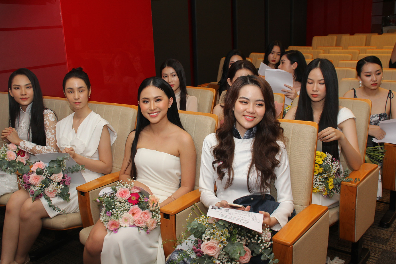 Nhìn lại giây phút công bố Top 30 thí sinh bước vào Bán kết Hoa hậu Việt Nam 2020 ảnh 18