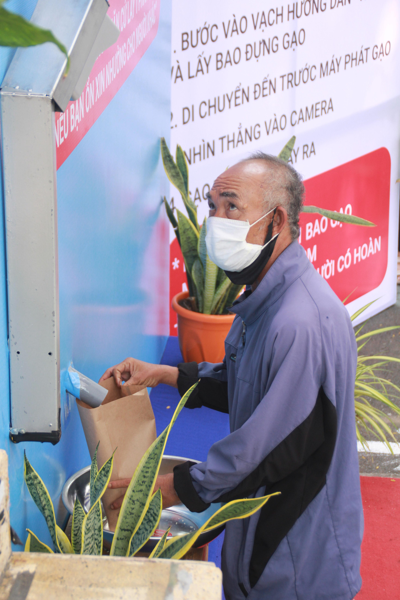 'ATM gạo' đến với người dân nghèo khu đông TPHCM ảnh 9