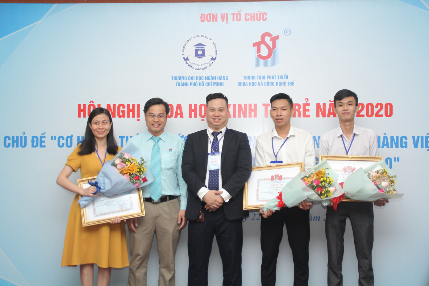 Trao giải 14 báo cáo xuất sắc tham gia Hội nghị khoa học kinh tế trẻ năm 2020 ảnh 3