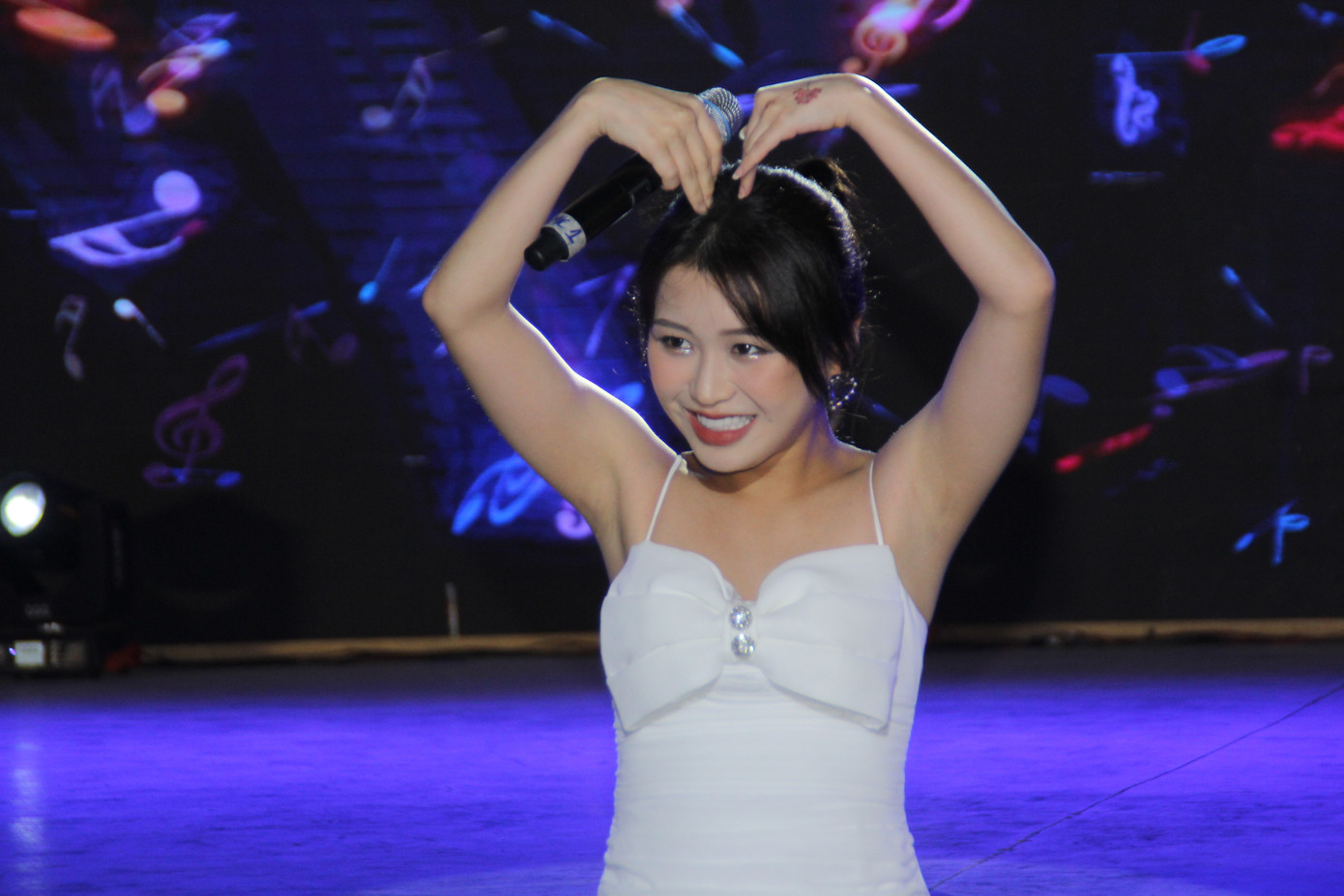 Tựa đầu vào nam sinh viên, Hòa Minzy tình tứ hát hit 'Không thể cùng nhau suốt kiếp' ảnh 14