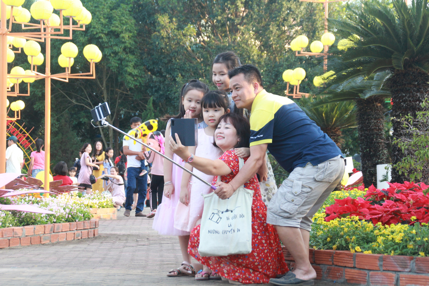 Người dân Quảng Ngãi rộn ràng 'check-in' với gia đình chuột ở công viên Ba Tơ ảnh 14