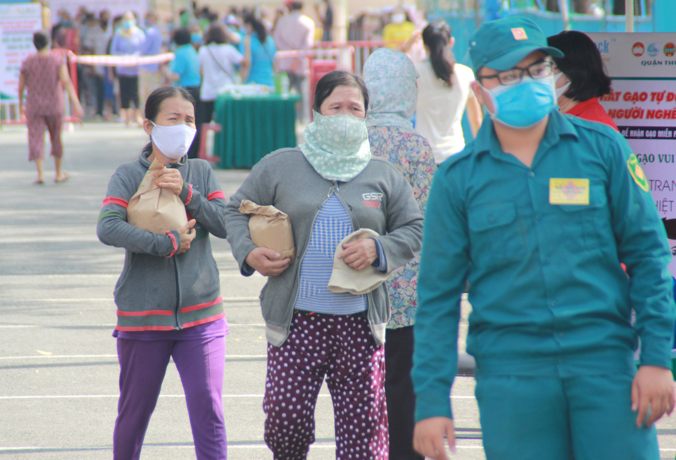 'ATM gạo' đến với người dân nghèo khu đông TPHCM ảnh 10