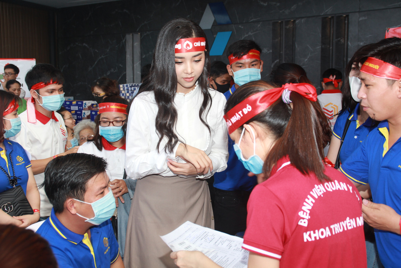 Á hậu Phương Nga, Thúy An rạng rỡ tham gia Chủ nhật Đỏ 2020 tại Bình Dương ảnh 1