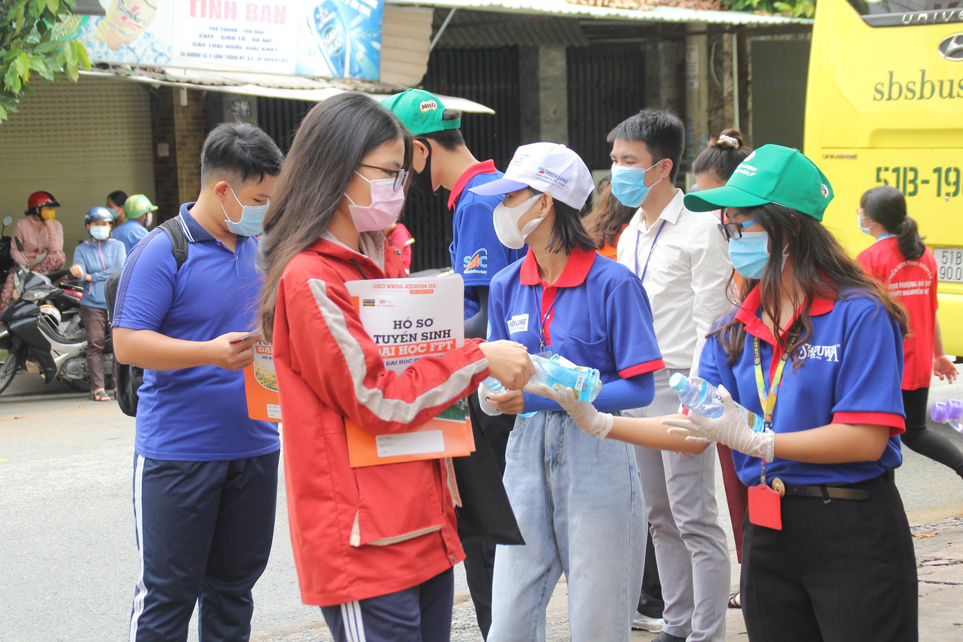 Đội hình ‘Hỗ trợ y tế’ túc trực điểm thi sẵn sàng hỗ trợ thí sinh ảnh 1