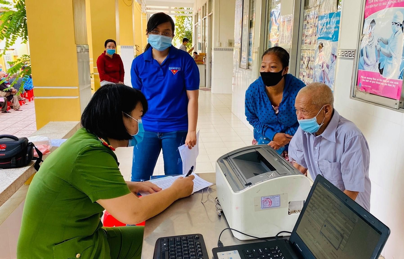  Đoàn viên, chiến sĩ tình nguyện hỗ trợ người dân xây dựng nông thôn mới ảnh 3